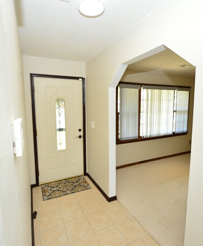 Photo - Quiet Cul-de-sac street