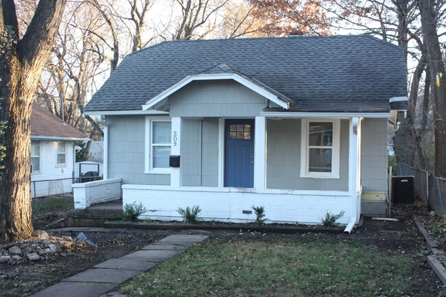 Frente - 209 E 80 Terrace