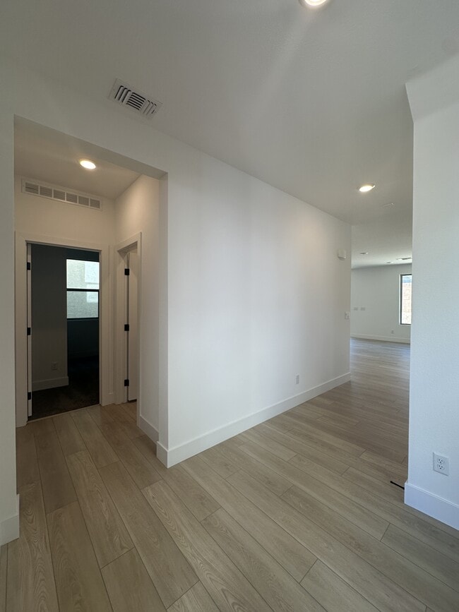 Photo - 10273 Digby Fine St