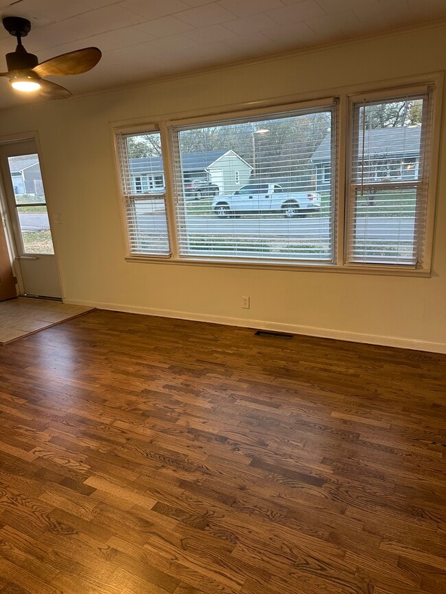 Photo - 615 Barton St