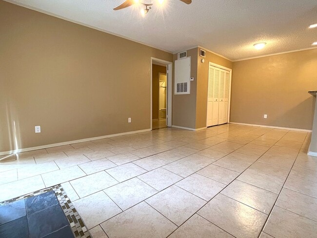 Photo - SUBLEASE AVAILABLE JULY Spacious One Bedroom Condo Close to Campus On the Bus Route Unidad 209