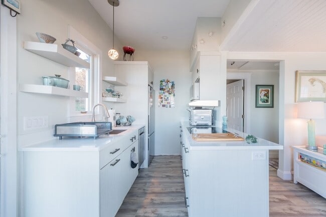 232 Manomet Point Rd