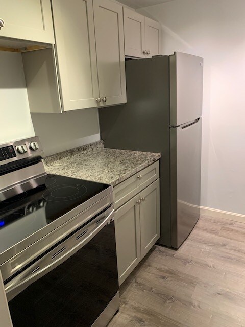 Building Photo - 330 Newton St Unit c