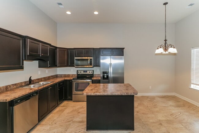 Photo - 7911 Hemlock Dr