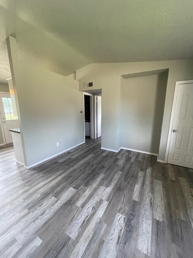 911 Deonne Cir