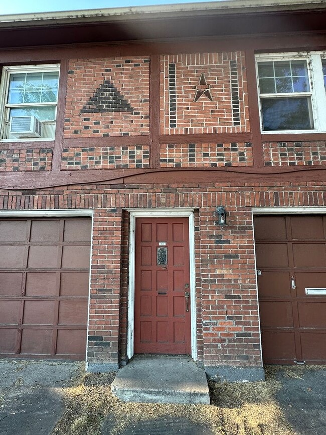Building Photo - 513 Crater Lake Pkwy Unit #513 CLP Rental