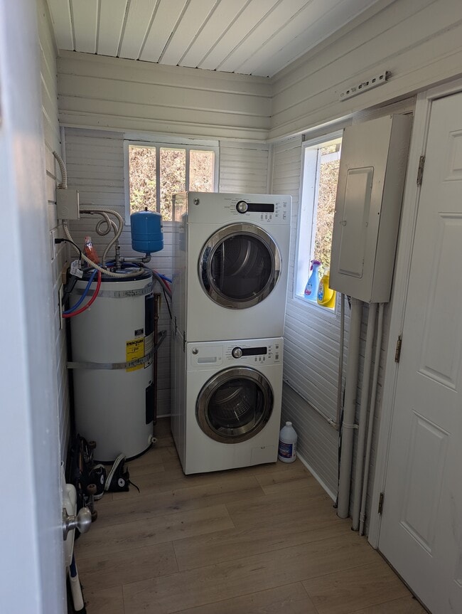 Laundry room - 1615 Charleston Beach Rd W