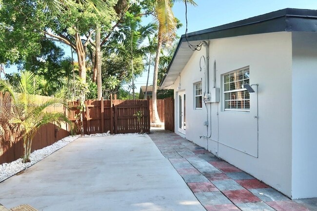 Building Photo - 110 SW 20th Ave Rental