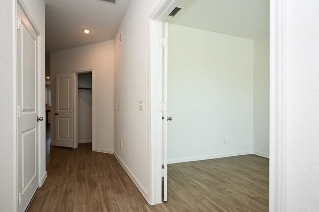 Photo - 23526 Wrexham St