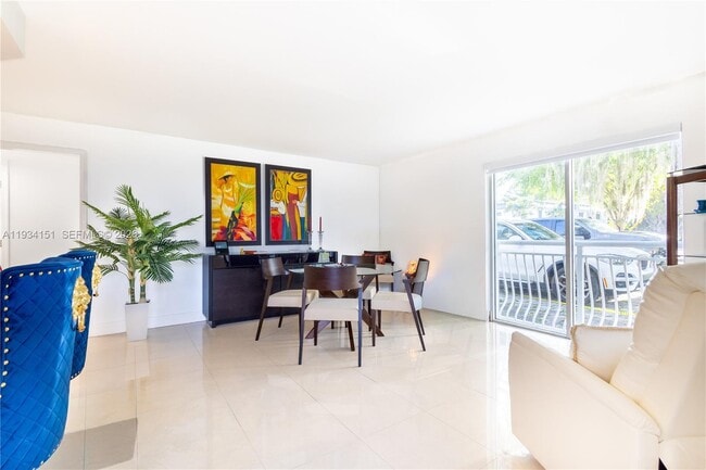 Building Photo - 3101 SW 27th Ave Unit 101