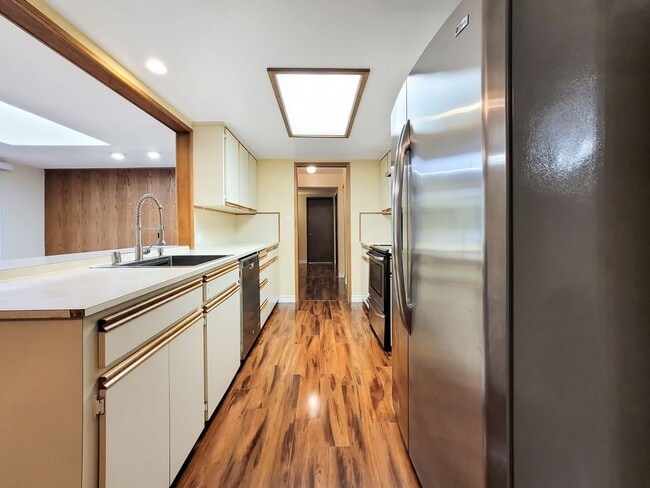 Photo - Charming Rambler with Abundant Natural Lig...