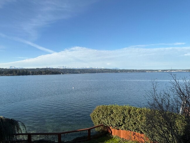 Building Photo - Unit with gorgeous water view in Bremerton.