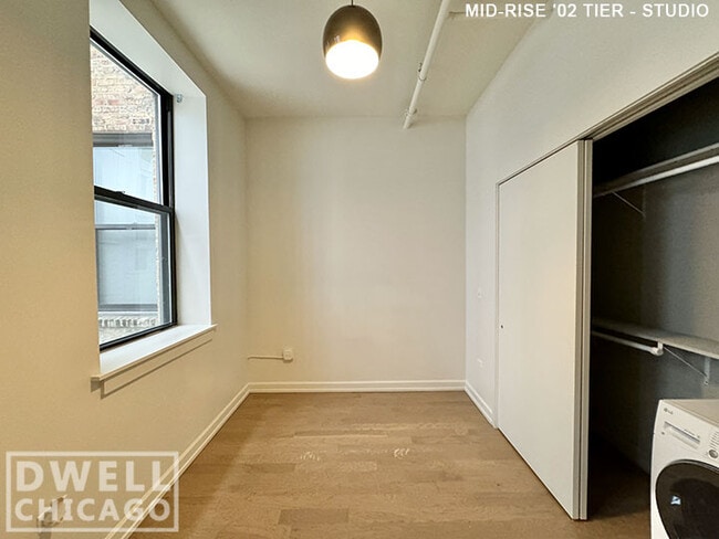 Building Photo - 118 W Chicago Ave Unit 1 Rental