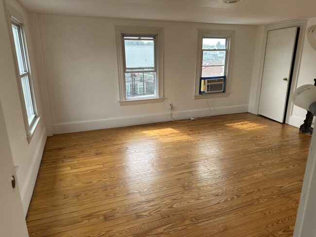 Building Photo - 491 Main St Unit 2br apartment