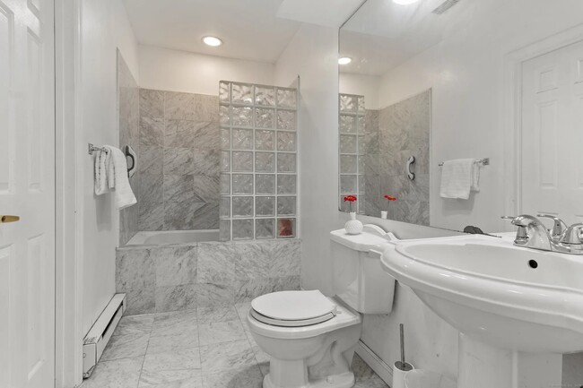 Main bathroom - 136 Pembroke Rd Condo Unit 8-68