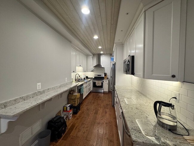812 W 34th St