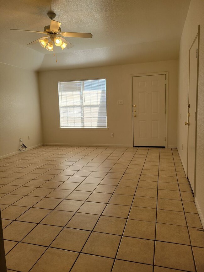 Photo - 404 Dale Ave Unidad A-STILL OCCUPIED BY RESIDENT