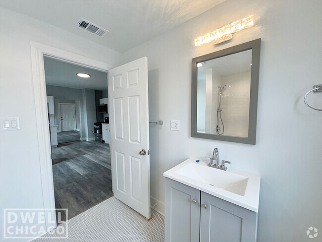 Building Photo - 1546 W Walton St Unit 2R Rental