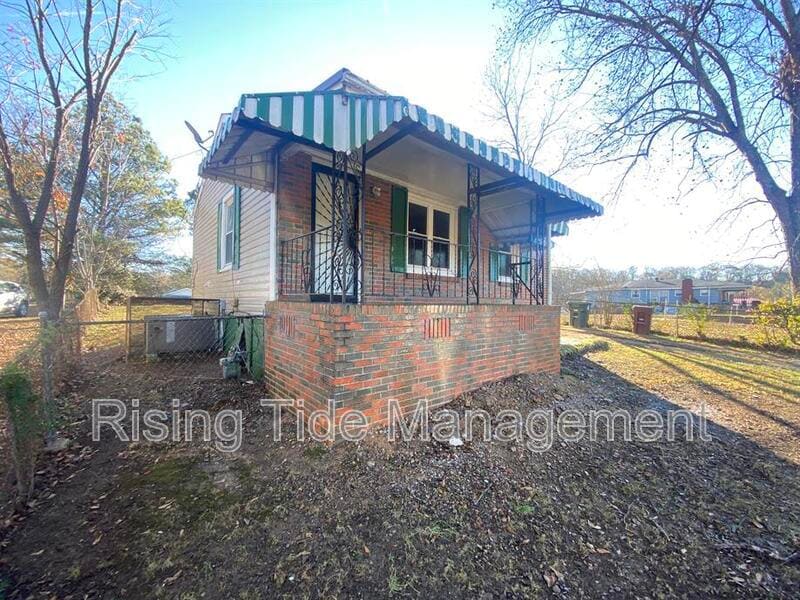 Photo - 3837 Center Pl W