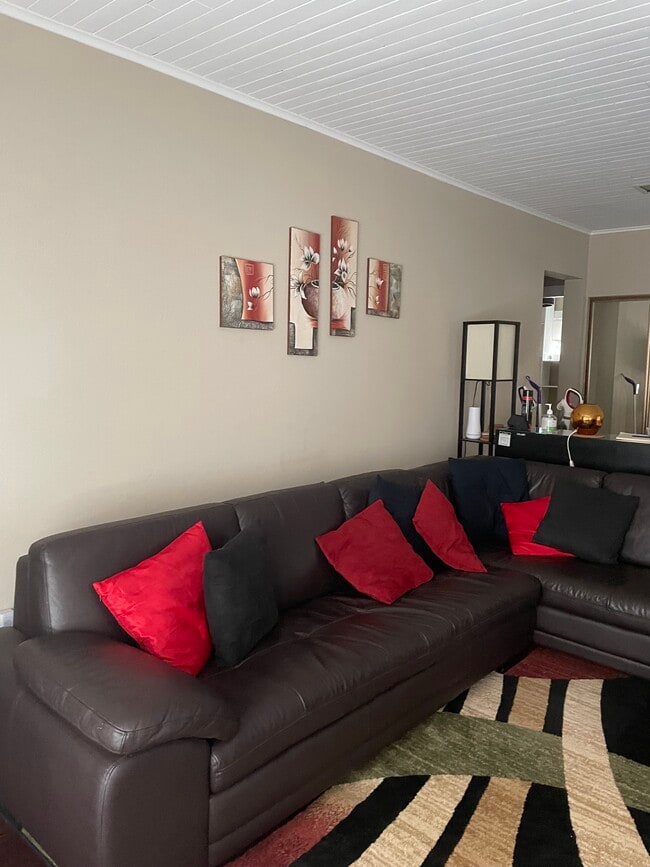 Beautifully decorated, geniune leather couch, wood fireplace, fully furnised. EASY move in! - 110 NE 40th St
