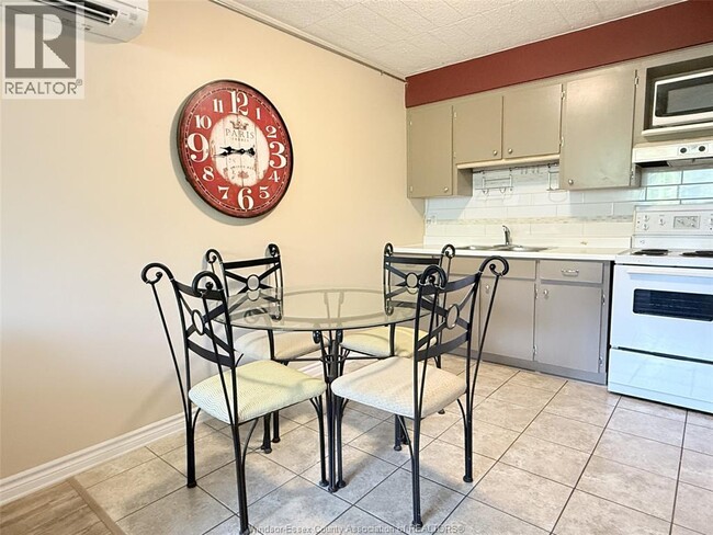 Photo - 360 Tecumseh Rd W Unité 301