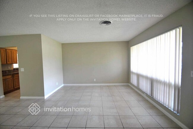 Photo - 921 E Hawthorne Cir
