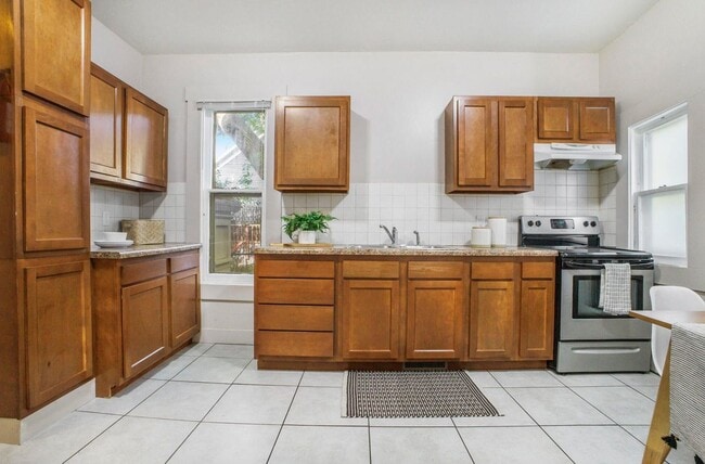 Photo - 311 Robey Pl SE