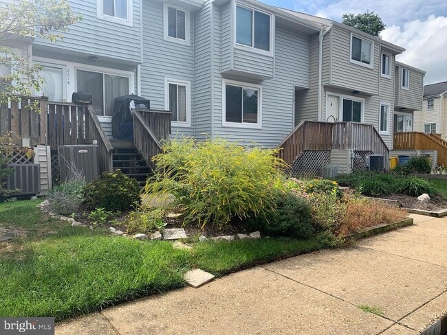Building Photo - Beautifully updated 2 bd 1 bth patio level...