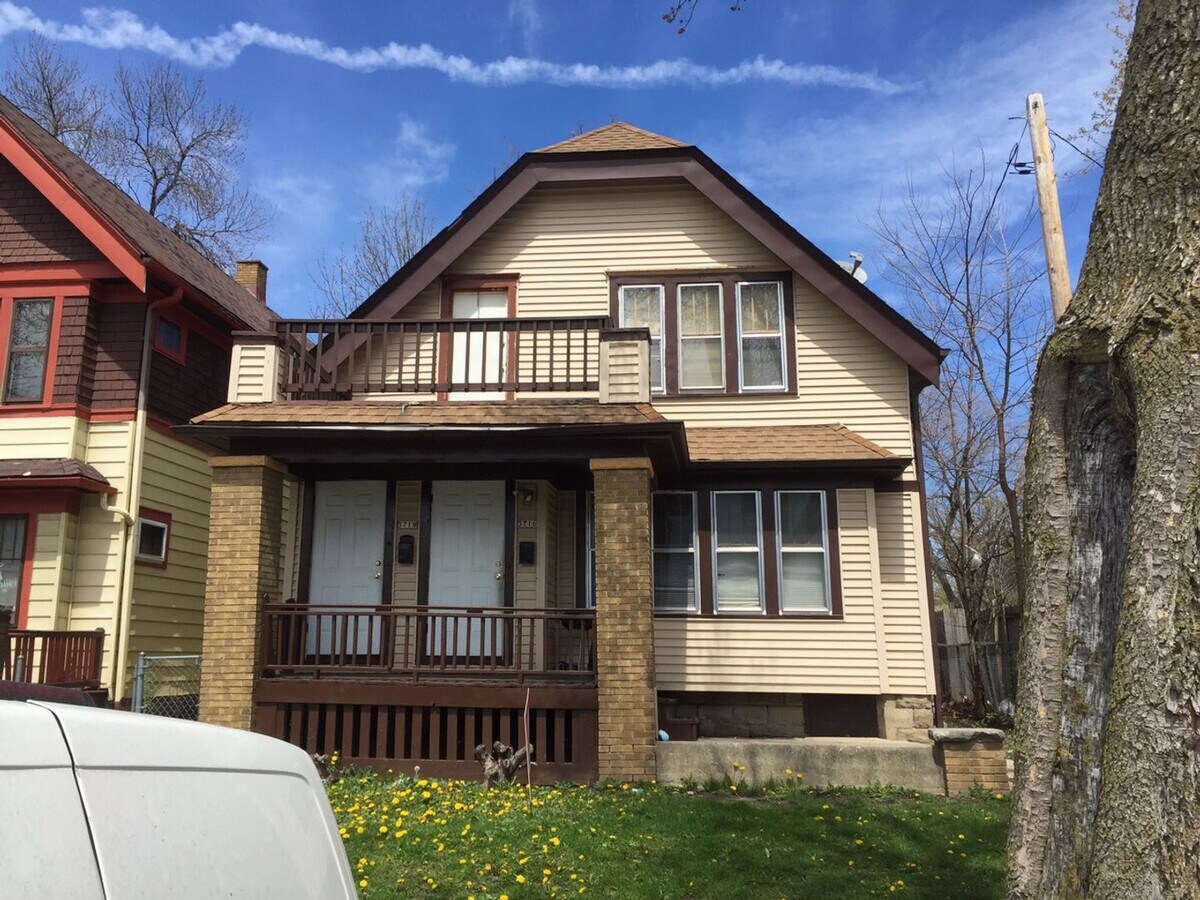 Photo - 3716 W Roberts St Apartment Unit 3718
