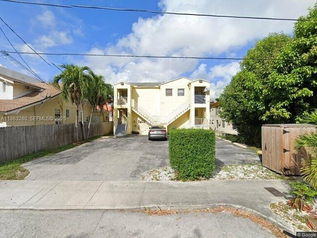 Building Photo - 220 NW 7th Ave Unit 4