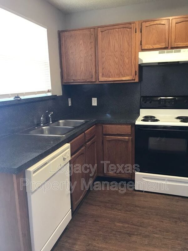Photo - 1409 Courtney Pl