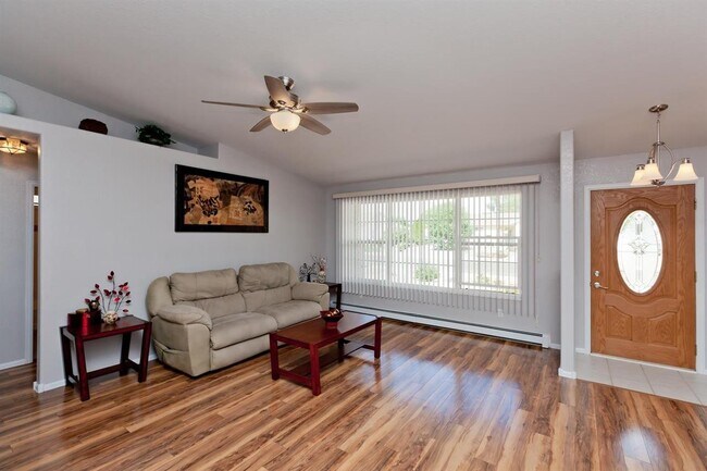 Photo - 541 Shanne St