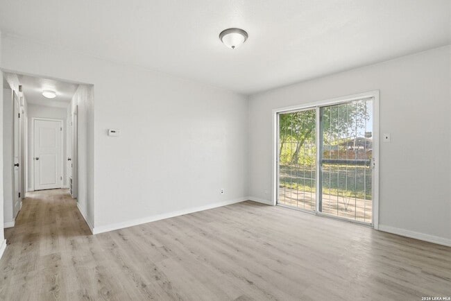 Photo - 4606 Hollyspring Dr