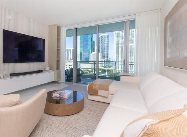 Photo - 92 SW 3rd St Unidad 1711