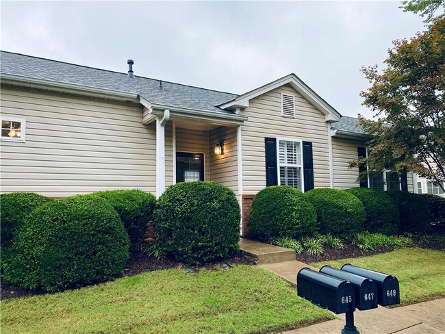 Building Photo - 645 W Oaks Dr Rental