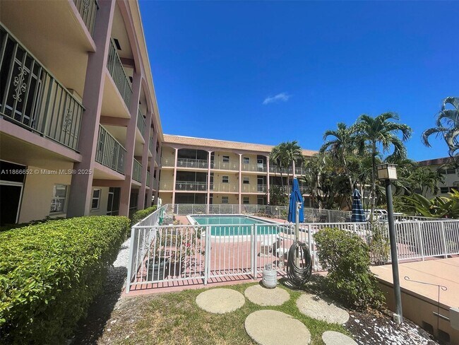 Photo - 100 SE 6th Ave Unidad 104