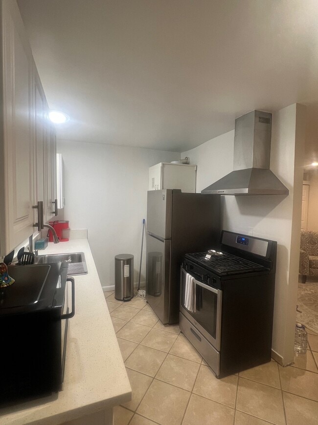 Photo - 610 Kentia Ave