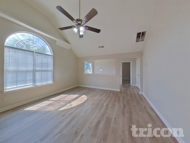 Photo - 868 Asbury Way