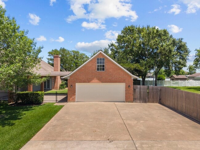 Photo - 616 Westwood Cir