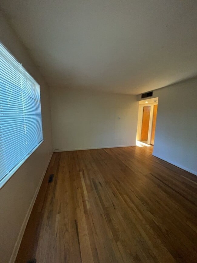 Photo - STUDENTS WELCOME! Campus West 5 Bed 2 Bath Ranch w/ Finished Basement