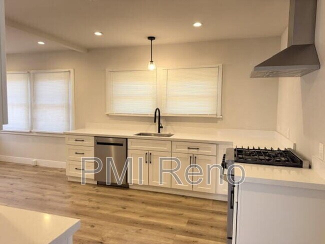 Photo - 611 E 2nd St