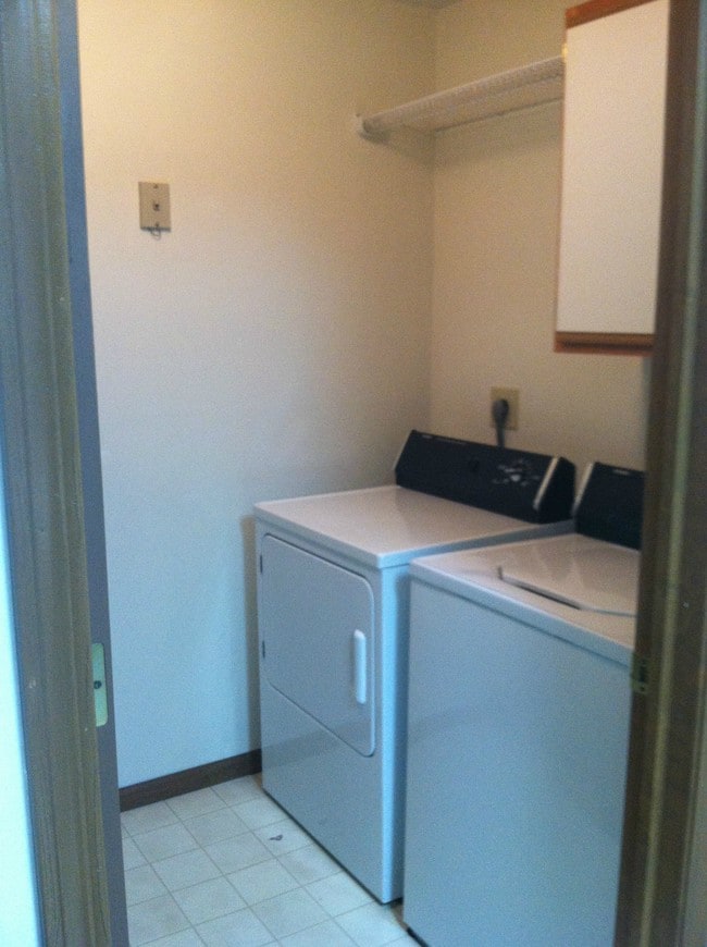Laundry Room - Huntington Apartments