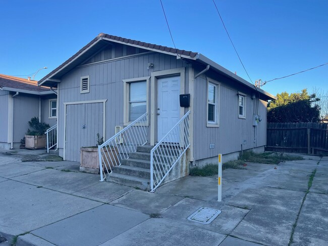Building Photo - Wonderful Stand Alone Home