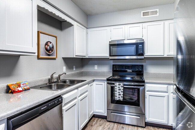 2BR, 2BA - 900SF - Fairway Hills Apartments