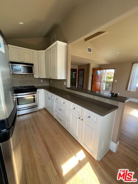 Photo - 8503 Lilienthal Ave