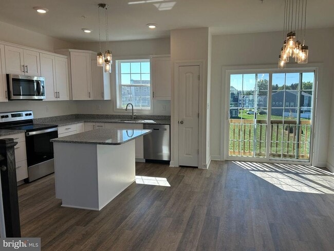 Building Photo - 348 Avon Dr