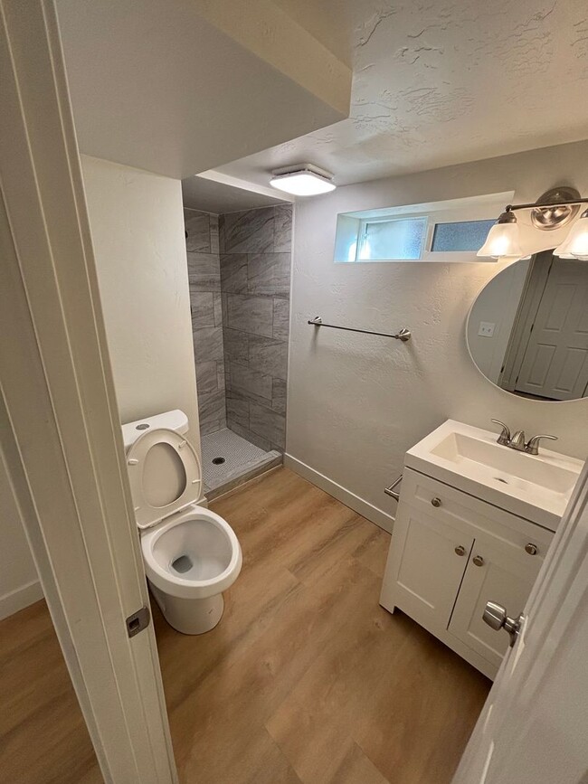 Building Photo - 104 12th St Unit studio