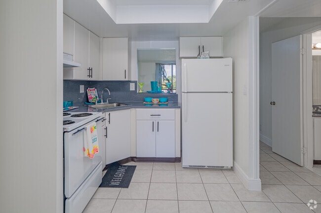2BR, 2BA - 1,000SF