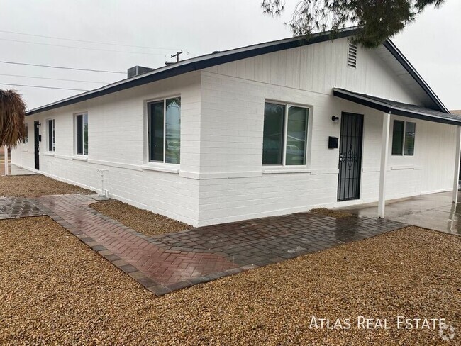 Building Photo - NOW AVAILABLE 3 BED 1 BATH with Private Yard! Rental