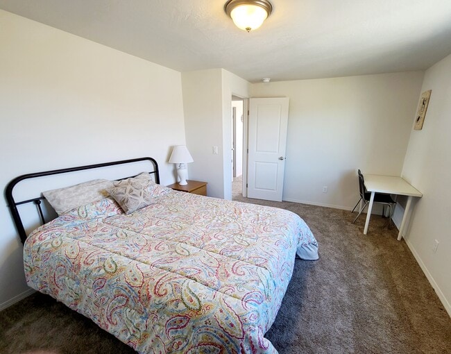 Room- Lake 2 - 8295 Diamond Point Cir NE Unit Lake 2  w shared bathrm